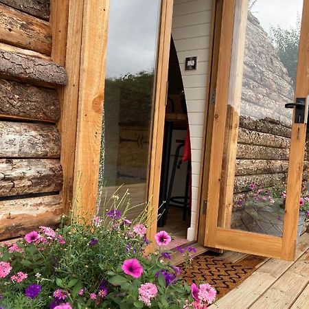 מלון מונטגומרי Delor - Bryntalch Glamping Pods מראה חיצוני תמונה